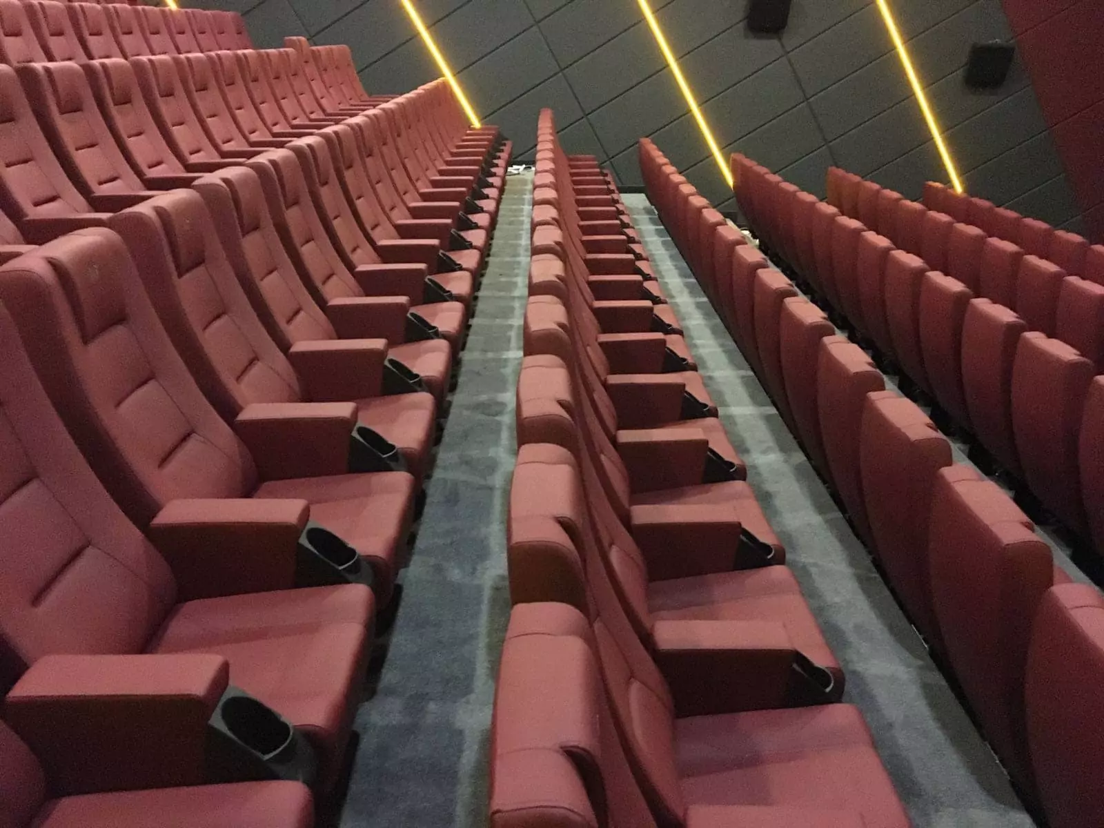 Instalación de Butacas de Cine con Diseño Elegante Image